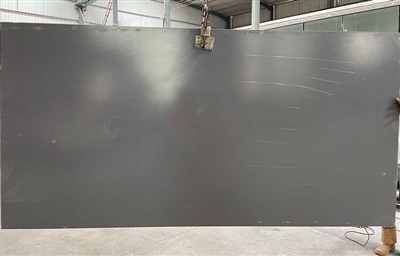 Mørkegrå veggpaneler i sintret marmor